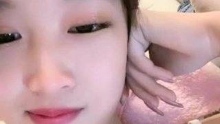 近期下海网红御姐，浴室洗澡湿身，揉捏两个大奶子，S型身材翘臀摆弄，掰开多毛小穴，小洞紧致