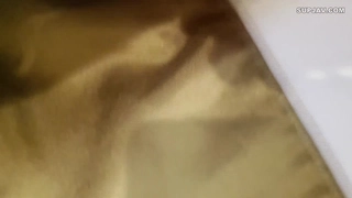 提前在大众浴池女士更衣间安装暗藏录像机，偷拍内部春光好多年轻丰满的美眉真养眼！720P高清