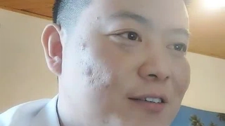 少女牛仔和公共浴室的背后姿势 - 弯腰