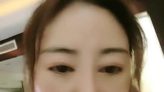 青少年女同性恋在宿舍房间里独自玩耍