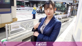 长发牛仔裤性感妹子，舔奶调情再到床上猛干