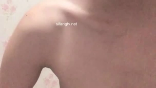 【老马寻花】深夜约操骚女，撩起裙子揉搓骚逼，乳推深喉服务周到，正入爆操扶腰站立后入