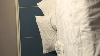 高颜值性感美女公园游玩时被好色男搭讪挑逗后在凉亭啪啪,旁边还有人坐在那里,说：快点操,用力干我.有人啊!